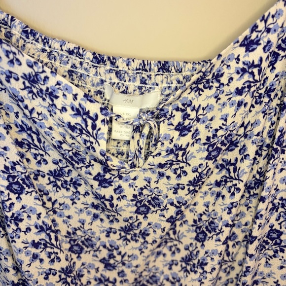 H&M Women’s Blue and White Floral Blouse with Cinched Sleeves Size XXL - Picture 3 of 9